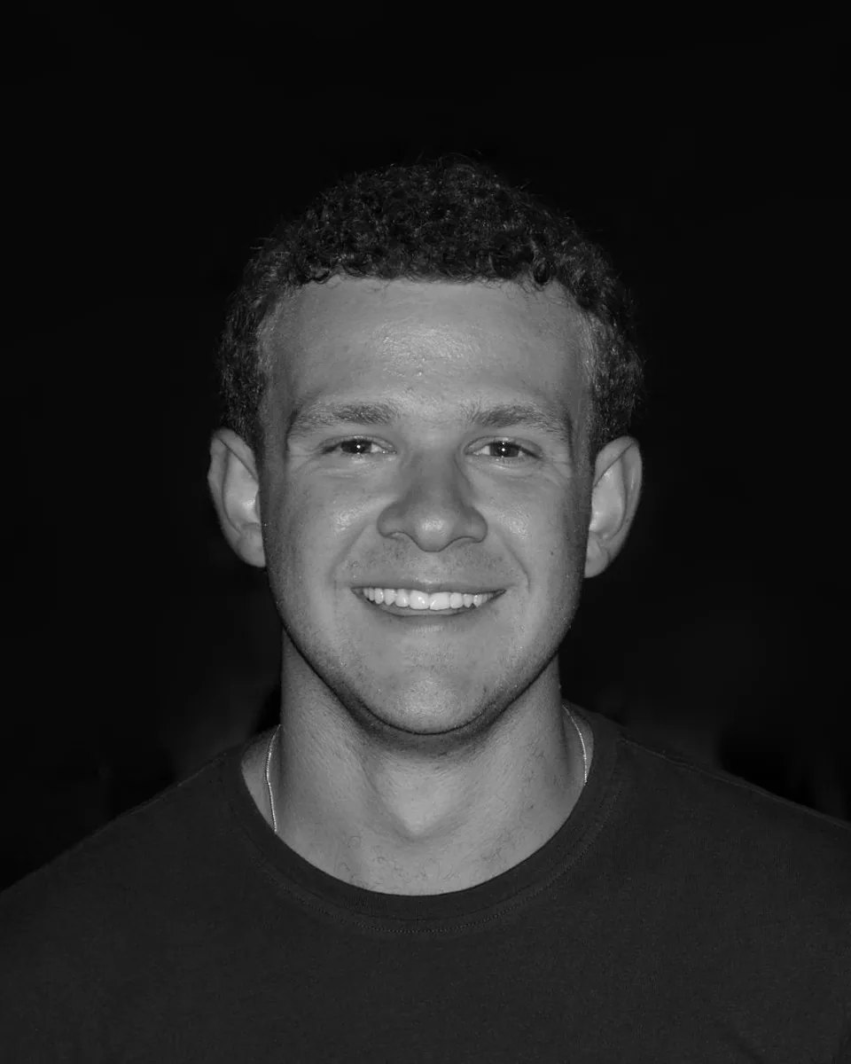 Retrato en blanco y negro de Bruno Sanchis Dorado, fundador de Moysi, sonriendo.